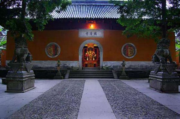 这是一座始建于东晋时期的寺庙,唐,宋,元,明朝时期是这座寺庙的鼎盛