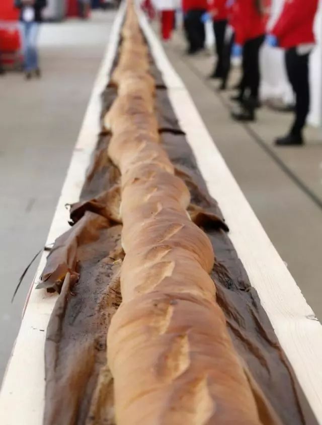 世界上最长的法棍面包，长度122米60名面包师制作