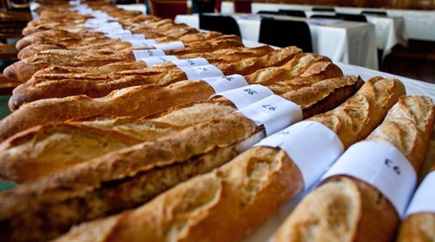 世界上最长的法棍面包，长度122米60名面包师制作