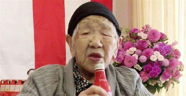 119歲全球最長壽老人去世：生前最愛喝碳酸飲料 吃巧克力