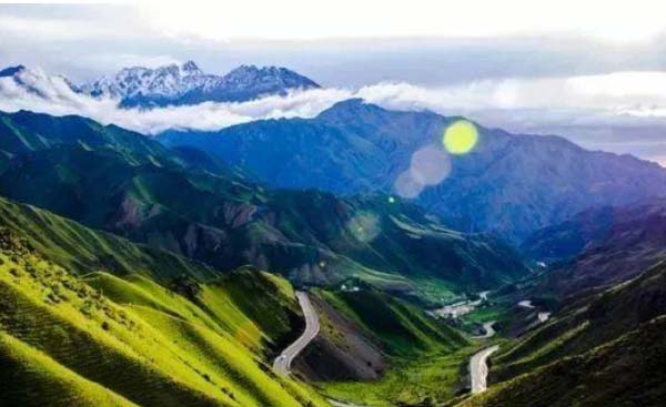 新疆十大旅游景点排行榜，新疆最值得去的景点推荐