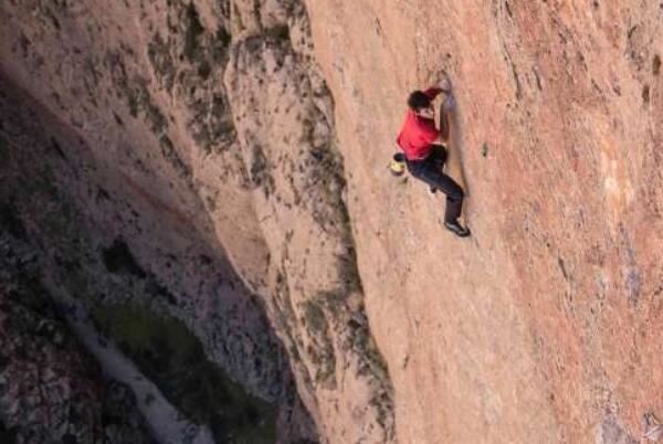 全球最危险的十大极限运动，徒手攀岩、高空钢丝双双入榜