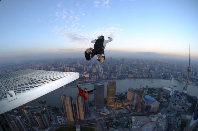 世界十大最危险运动：定点跳伞、直升机滑雪居前两位